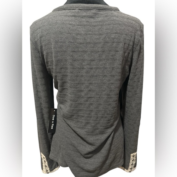 Doe & Rae Gray Long Sleeve Cut Out Top 🩶Size M 🩶 NWT - Picture 9 of 9